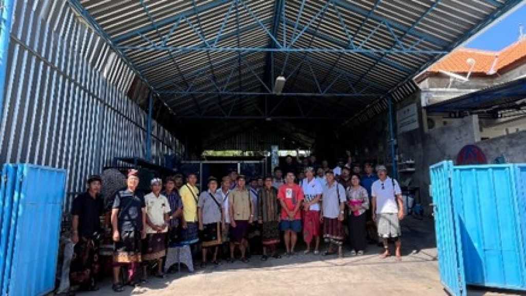 Studi Tiru Peningkatan Kapasitas dan Wawasan Pengolahan Sampah Plastik oleh Desa Adat Dalung Mengunjungi Rumah Plastik Mandiri